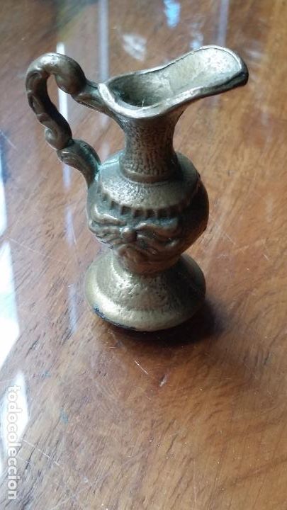 Vintage: peque&ntilde;a anfora de metal 6 cm alto x 4 ancho