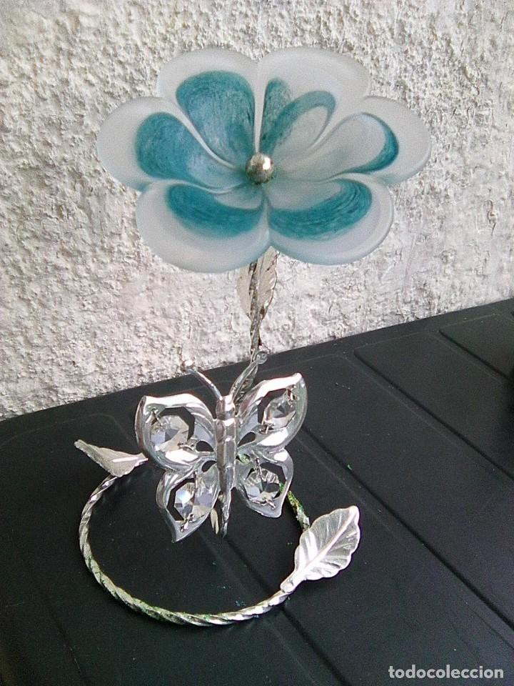 Vintage: Adorno floral en color azul con mariposa met&aacute;lica - medidas 15 cm. de alto - a&ntilde;os 80