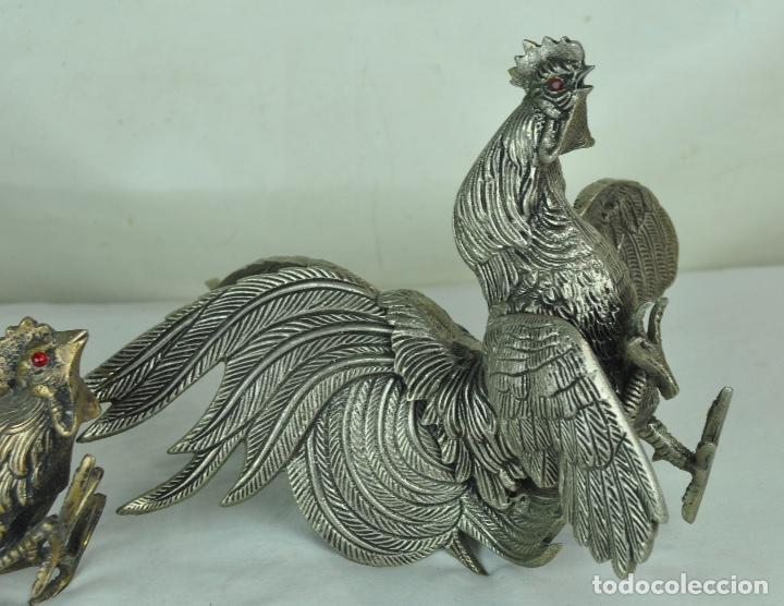 Vintage: Pareja de gallos en metal - Foto 2