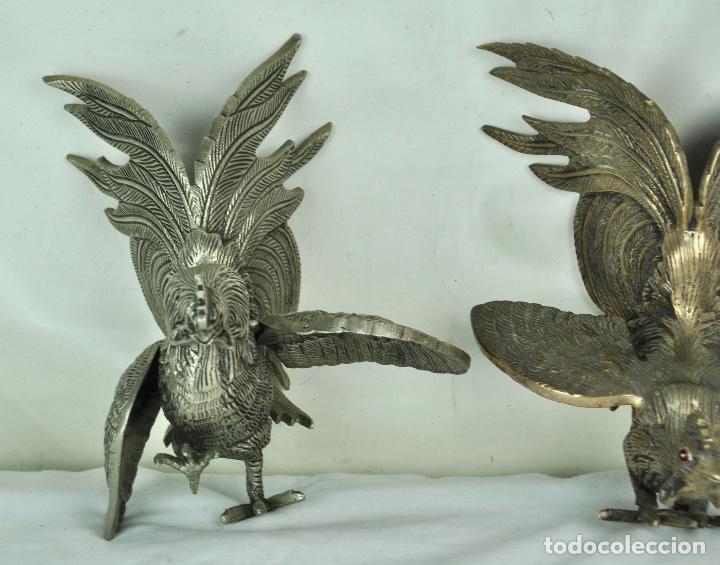 Vintage: Pareja de gallos en metal - Foto 6