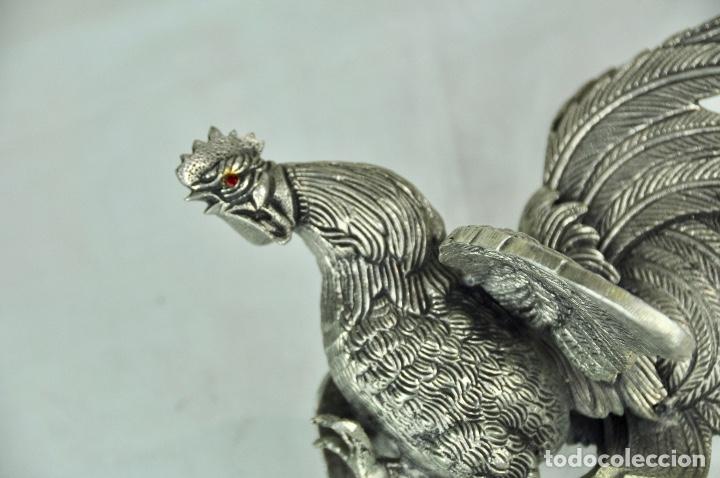 Vintage: Pareja de gallos en metal - Foto 8