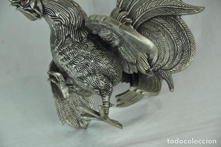 Vintage: Pareja de gallos en metal - Foto 10