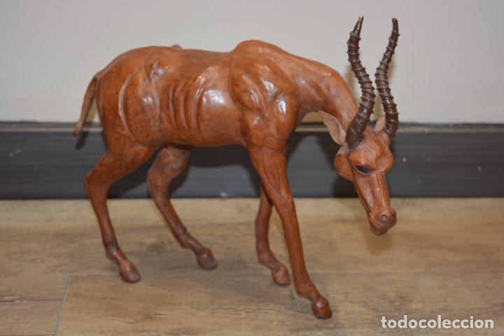 Vintage: FIGURA DE ANIMAL AFRICANO CERVIDO - CUERO Y CRISTAL