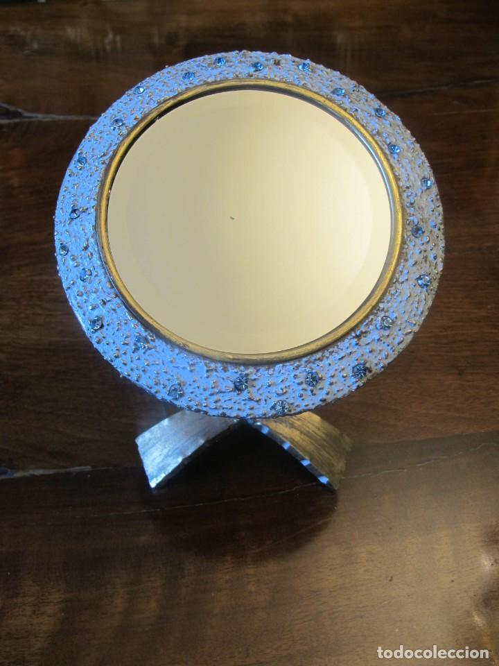 Vintage: ESPEJO DE TOCADOR DE BRONCE Y CRISTALES AZULES. VINTAJE