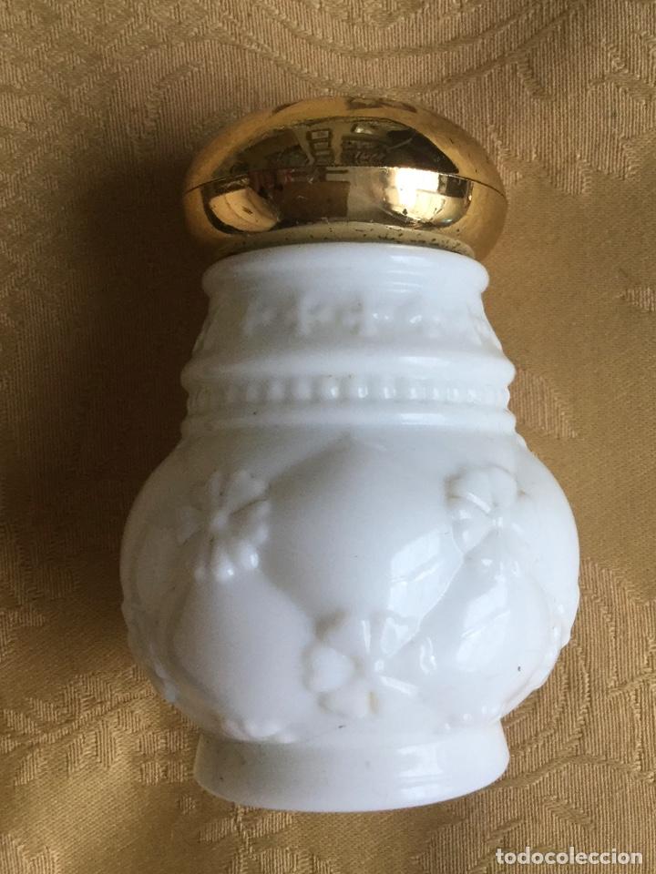 Vintage: FRASCO DE AVON A&Ntilde;O 70 CON FORMA DE SALERO - Foto 1