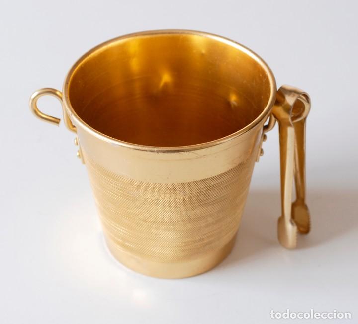 Vintage: Peque&ntilde;a cubitera de aluminio anodizado color dorado, con pinza y asas. Mide 11,5 cm de alto y 12 d.