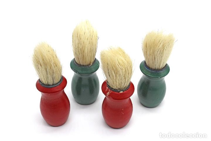 Vintage: 4 brochas de afeitar con mango de madera. Nuevas, sin uso. Dos de color rojo y dos de color verde.