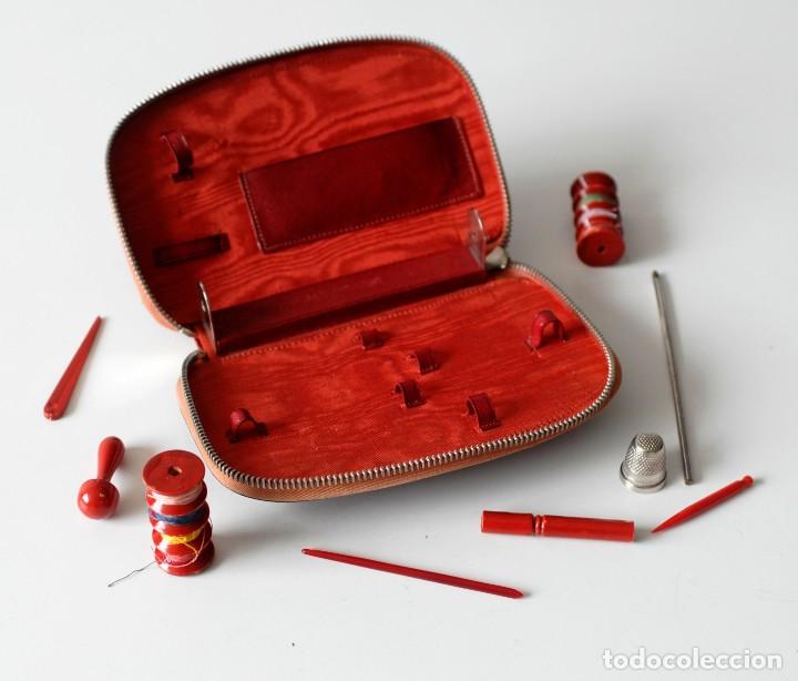 Vintage: Costurero vintage de viaje, de piel con rodillos de madera con eje giratorio, dedal de metal, etc