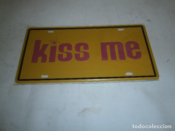 Vintage: PLACA METALICA KISS ME BESAME (30 X 15 CM) NUEVA PRECINTADA