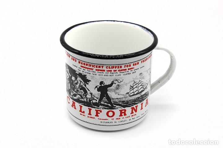 Vintage: Peque&ntilde;o jarro de metal esmaltado con asa. California. Blanco con dibujo y blanco y negro, y rojo