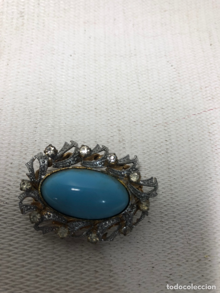 Vintage: UN  BROCHE DE METAL  AZUL Y PLATEADO