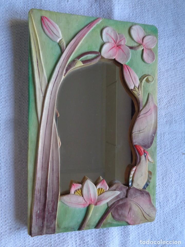 Vintage: ESPEJO EN MARCO DE MADERA DECORADO CON FLORES Y P&Aacute;JARO. 30 ,5 X 19,5 Cm.
