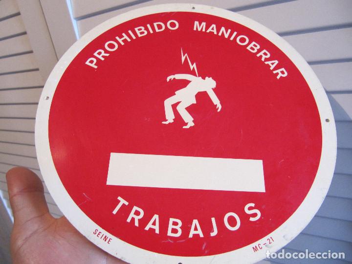 Vintage: ANTIGUA PLACA EN PLASTICO DURO SE&Ntilde;ALIZACION ELECTRICA PROHIBIDO MANIOBRAR TRABAJOS BILBAO SEINE