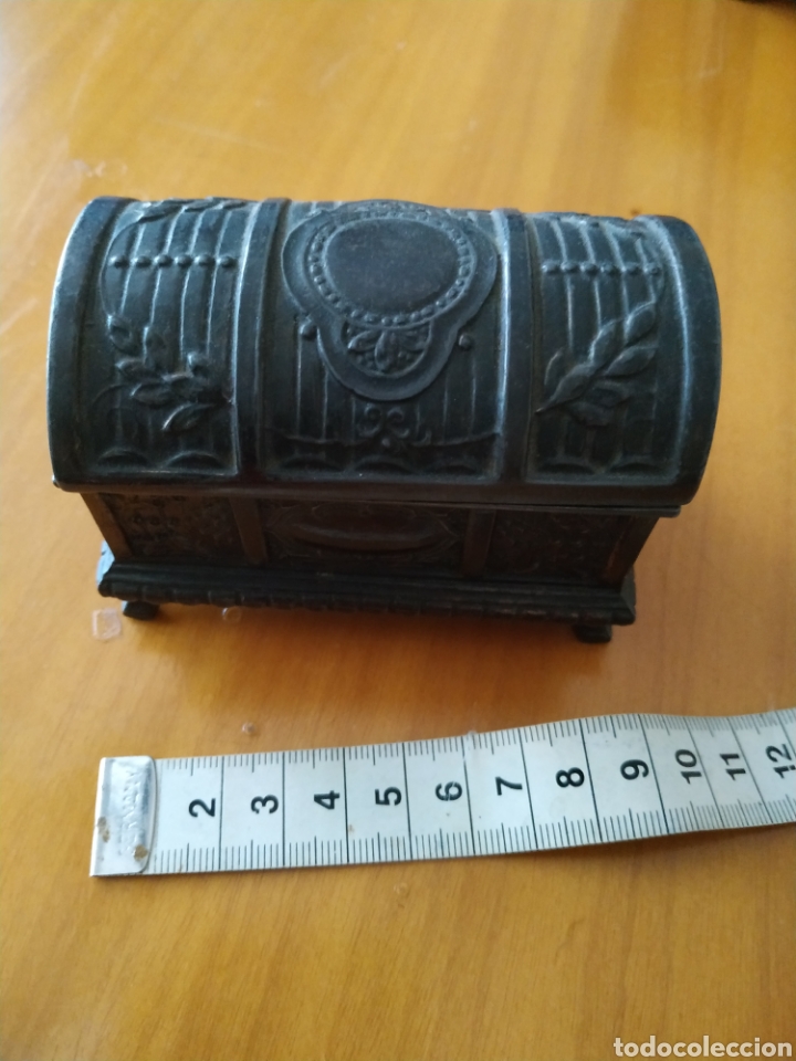Vintage: Cofre joyero tapizado met&aacute;lico