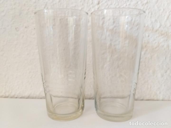Vintage: Dos vasos altos de cristal. Adornos a relieve