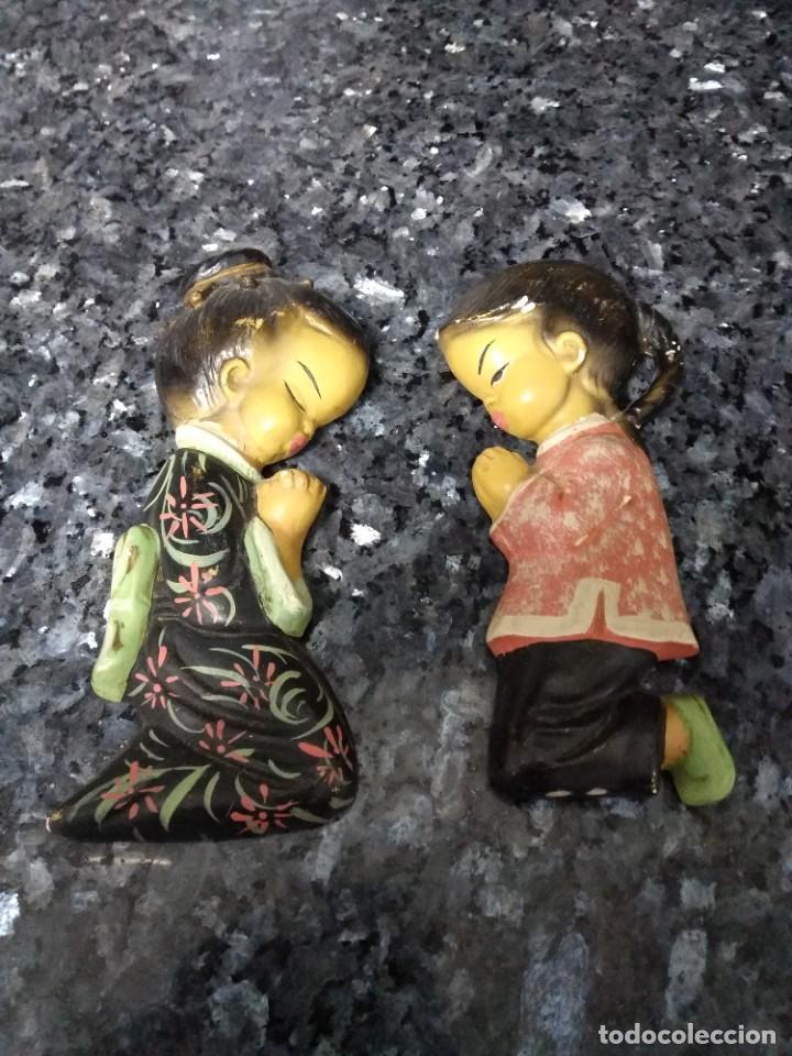 Vintage: Pareja de figuras de chinitas para colgar en pared