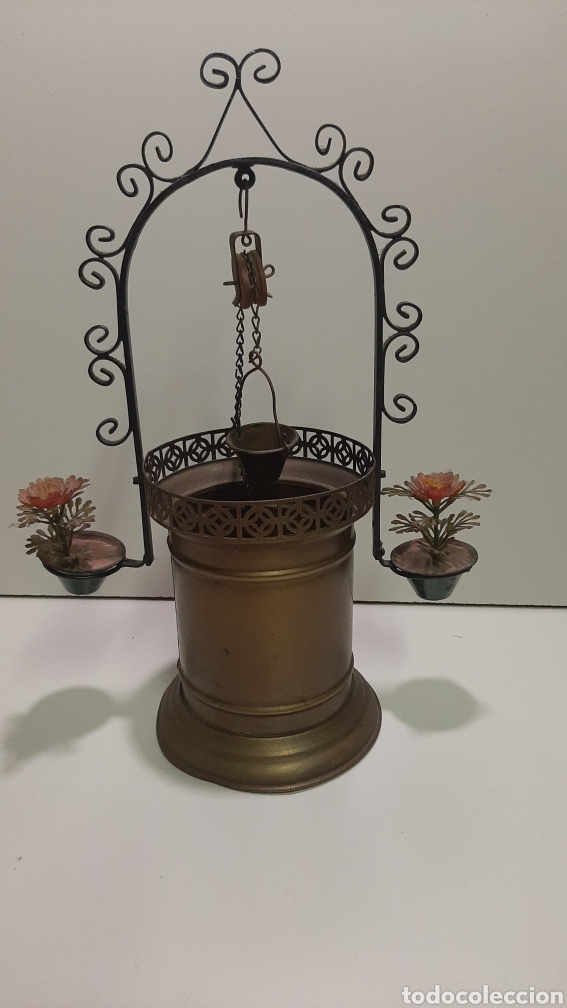Vintage: Pozo de lat&oacute;n decorativo con macetas laterales y cubo. Lat&oacute;n y forja.