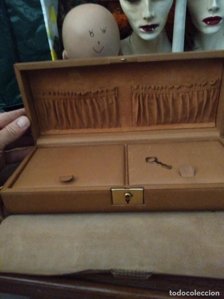 Vintage: Estuche Joyero de cuero de viaje cierre con llave medida 29 X 13 X 7 cm.