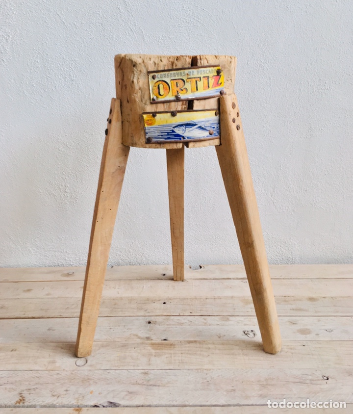 Vintage: MESA DECORATIVA DE MADERA DE ANTIGUO BANCO DE CARNICERO TACO CON TRES PATAS PARA MACETERO RUSTICO