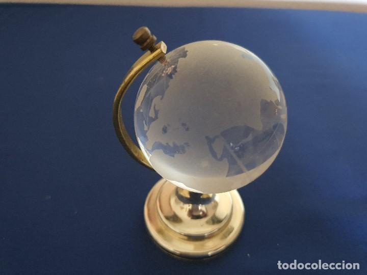 escultura bola de cristal metal dourado 15x10x10cm