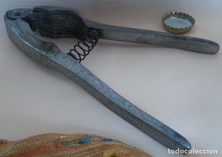 Vintage: Cascanueces en metal. A&ntilde;os 70. Origen espa&ntilde;ol.