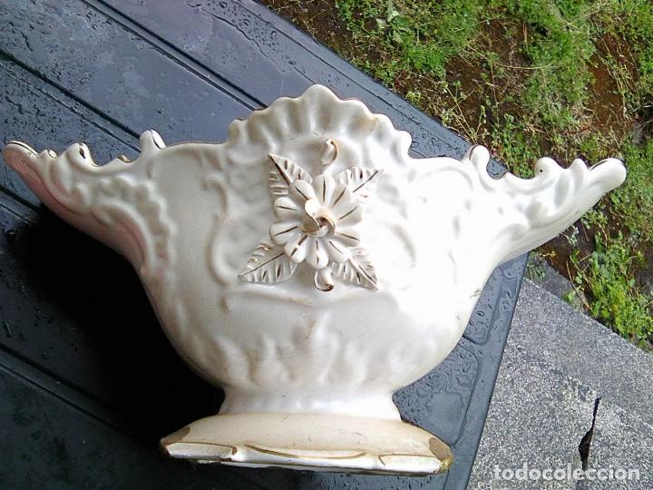 Vintage: elegante frutero para decoraci&oacute;n esmaltado en blanco y dorado.- medidas 31 cm. x 15 cm.