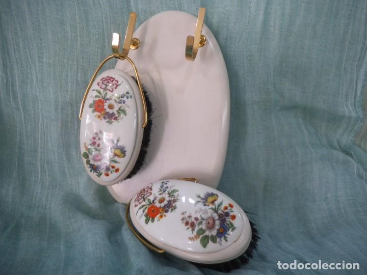 Vintage: CEPILLOS EN PANEL DE MADERA (PARED) - Foto 2
