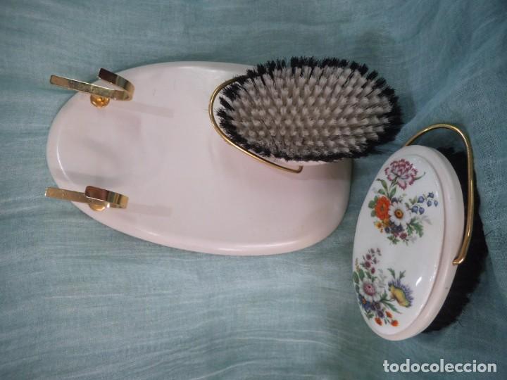 Vintage: CEPILLOS EN PANEL DE MADERA (PARED) - Foto 3