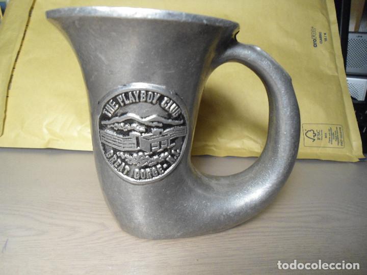 Vintage: Jarra UNICA Play Boy, de metal con escudo en relieve del Club/Hotel Play Boy en Vernon, a&ntilde;os 70.