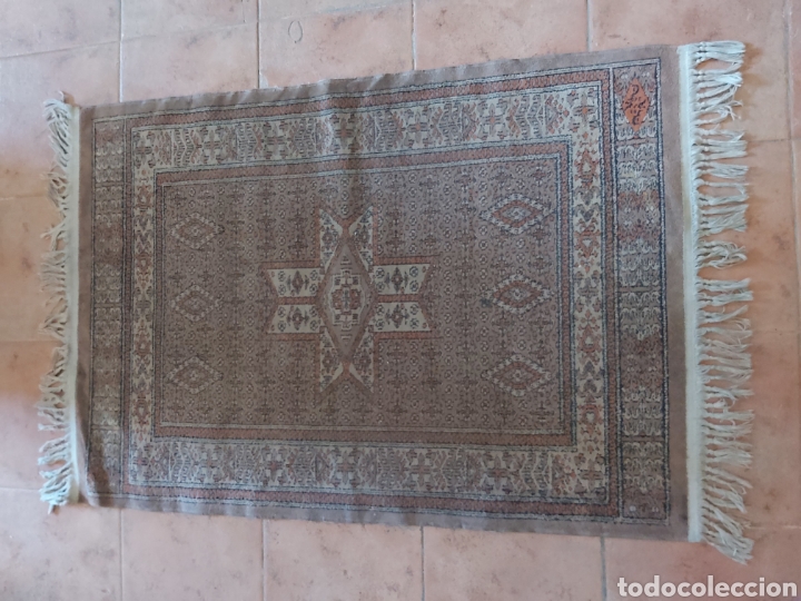 Vintage: Alfombra de lana en marrones y naranjas. Con flecos.