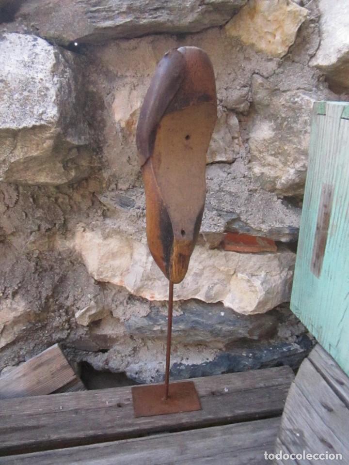 Vintage: Escultura antigua horma de zapatero con remiendos cuero peana hierro aprox,. 40 cm. altura