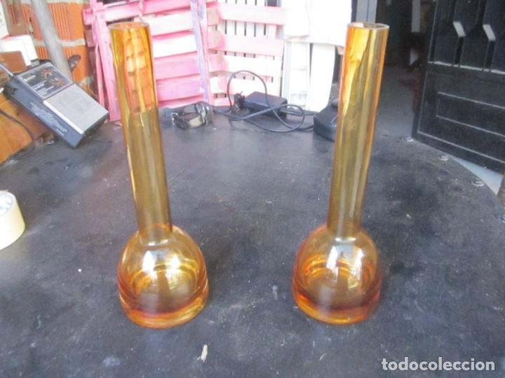Vintage: Pareja de candeleros floreros de cristal color caramelo medida 20 X 8,5 cm.