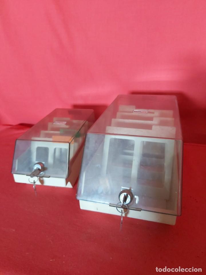 Vintage: G Organizador de tarjetas de escritorio DATA FILE. dos unidades.