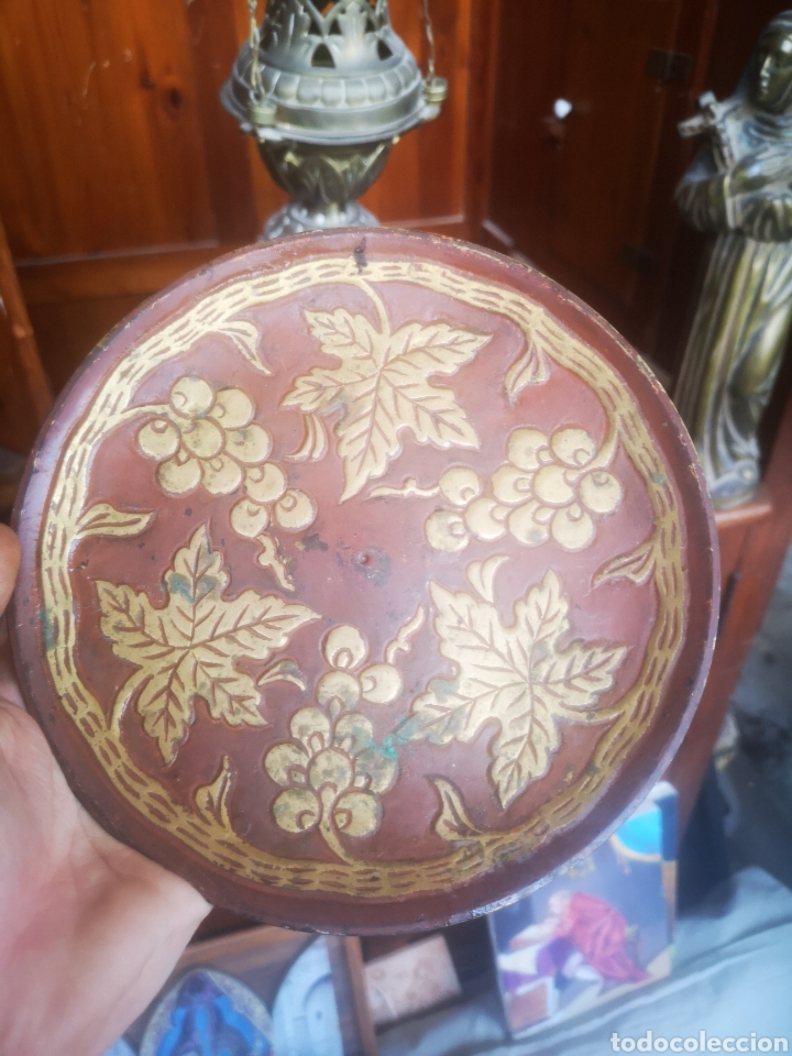 Vintage: Plato met&aacute;lico para colgar con detalles en relieve de de di&aacute;metro