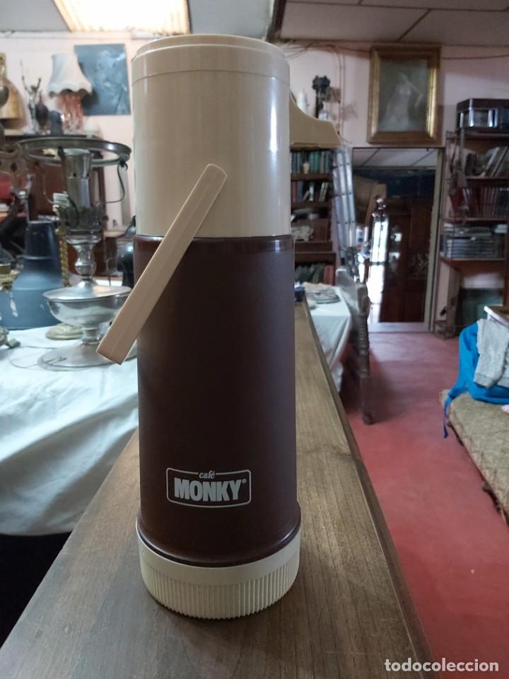 Vintage: Termo para caf&eacute; MONKY. Sin uso, en su caja.