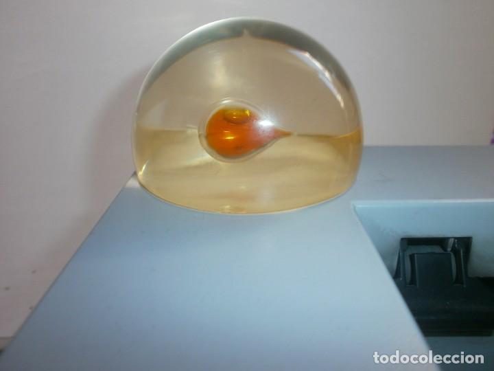 Vintage: Pisapapeles de metacrilato media bola incolora burbuja interior medida 8 X 5 cm.