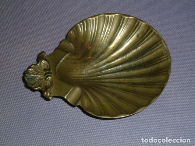 Vintage: Cenicero bronce con forma de concha bautismal. - Foto 1