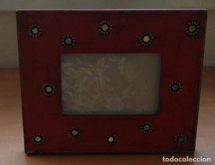 Vintage: Marco / Portafotos sobremesa madera rojo decorado rectangular 25cm x 20cm - Importado P&Oacute;RTICO S.A.