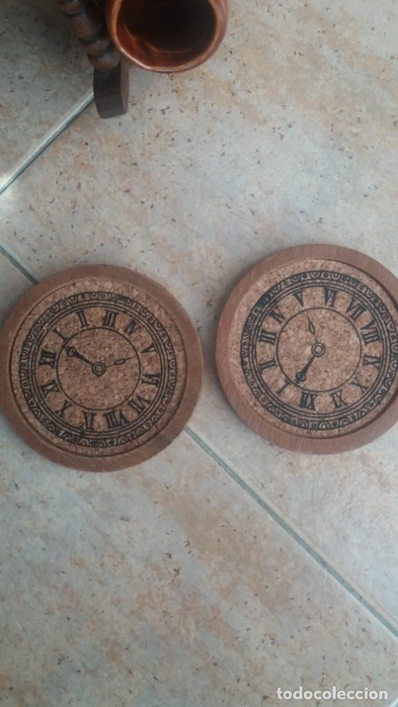 Vintage: silla de madera con posavasos y jarritas - Foto 2