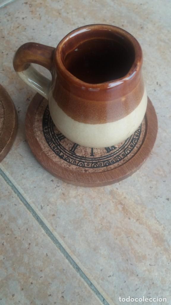 Vintage: silla de madera con posavasos y jarritas - Foto 3