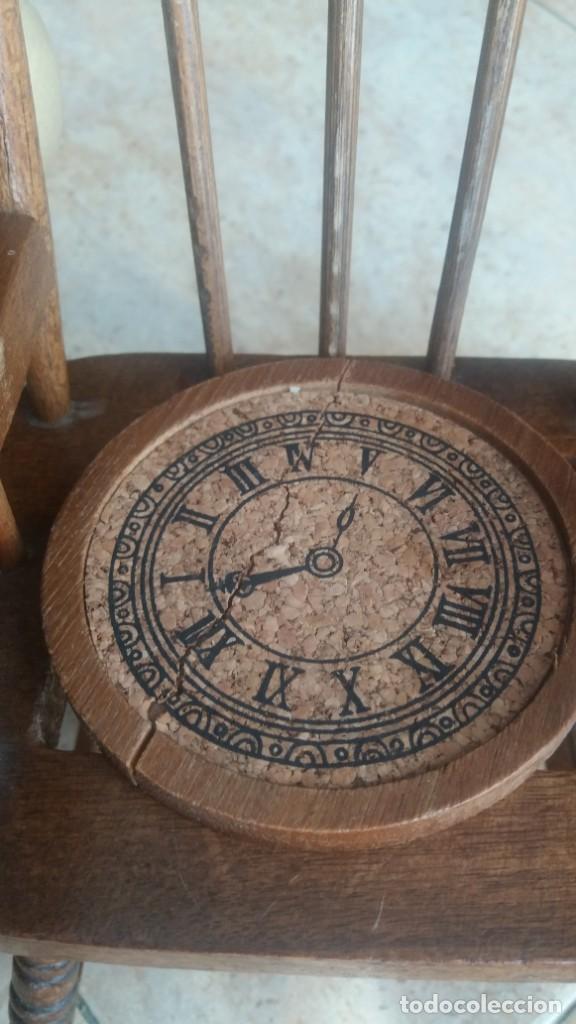 Vintage: silla de madera con posavasos y jarritas - Foto 4