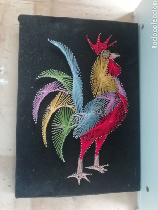 Vintage: Viejo cuadro con gallo vintage clavos e hilos