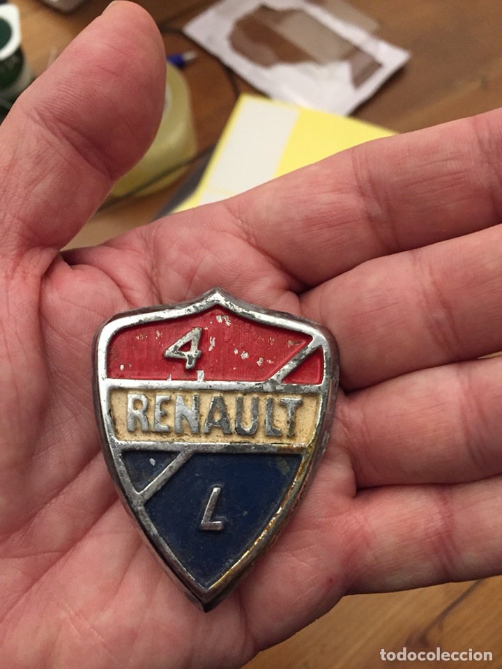 Vintage: Antigua insignia 4L Renault Ika