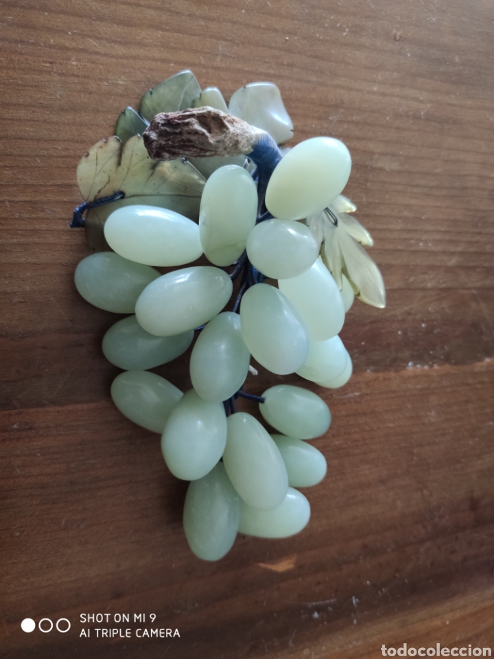 Vintage: PRECIODO RACIMO DE UVAS TALLADO EN JADE NATURAL.