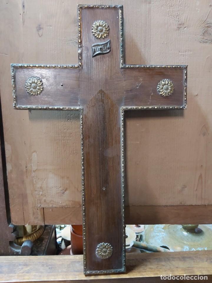 Vintage: CRUZ DE MADERA CON ADORNOS EN METAL. LE FALTA EL CRISTO.