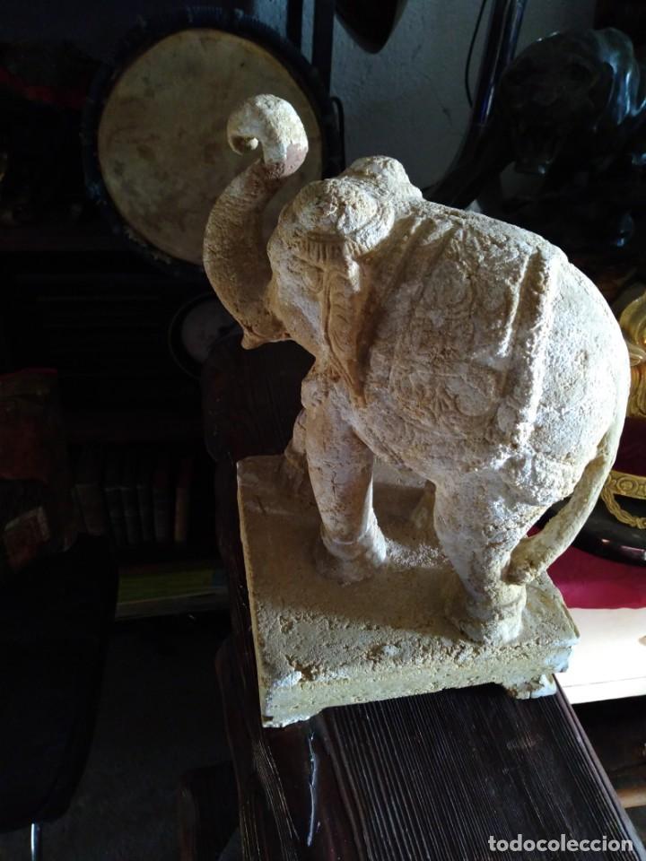 Vintage: Figura Elefante piedra Philipines altura trompa 30 cm. peana 18 X 18 cm.