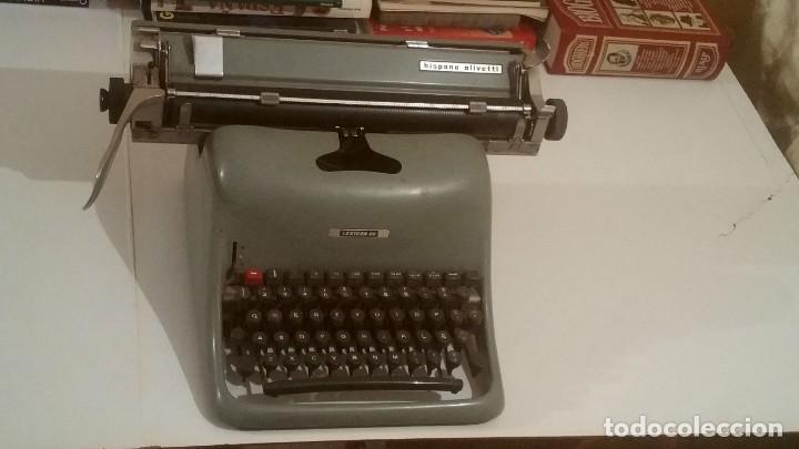 Vintage: M&aacute;quina de escribir Olivetti y mesa de apoyo de regalo.