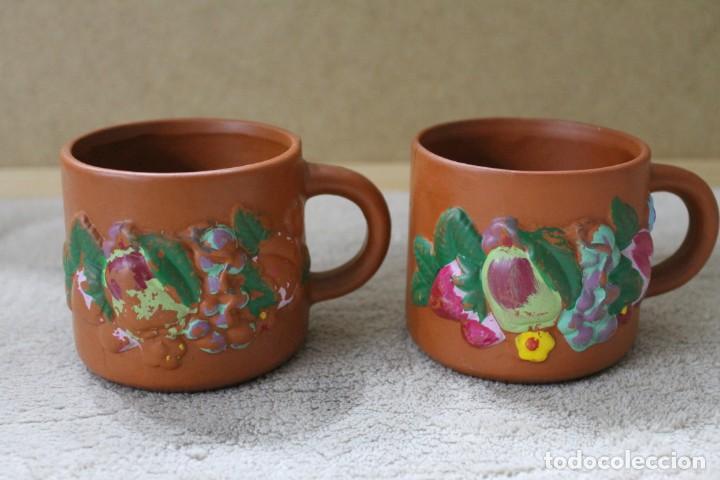 Vintage: 2 TAZAS BARRO RELIEVE PINTADAS - Foto 1