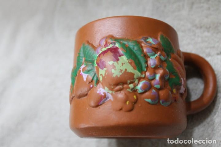 Vintage: 2 TAZAS BARRO RELIEVE PINTADAS - Foto 2