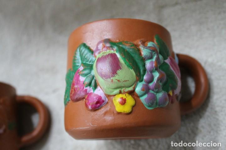 Vintage: 2 TAZAS BARRO RELIEVE PINTADAS - Foto 3